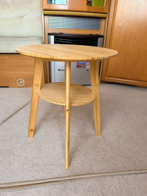 Stolik bambusowy okrągły z ładowarką